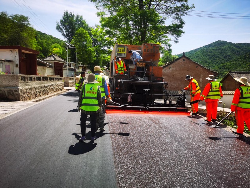 高溫下的奮斗：公路大中修項目施工現場見聞